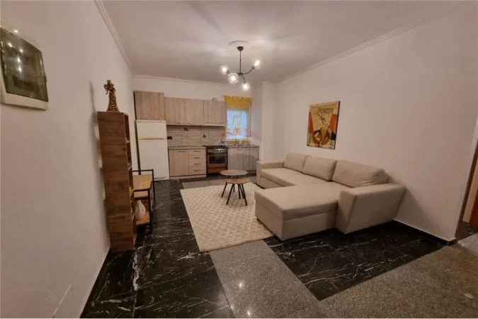 Tirane, jepet me qera apartament 1+1 Kati 1, 70 m² 450 € (Xhon kenedi)
