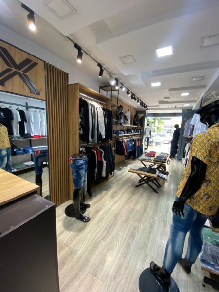 SHITET biznesi me rroba per meshkuj, X Butik Tirana, qe ndodhet ne  Kati 1, 50 m² (rruga Muhamet Gjollesha, tek 21 Dhjetori)