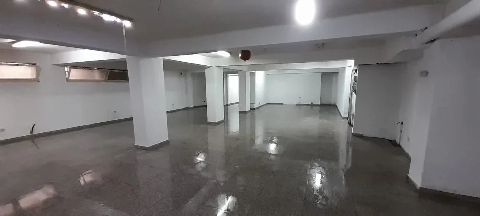 Tirane, jap me qera ambjent biznesi Kati 0, 200 m² 1,500 € (Mine Peza)