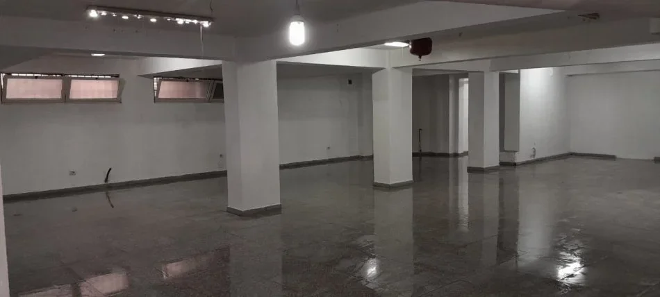 Tirane, jap me qera ambjent biznesi Kati 0, 200 m² 1,500 € (Mine Peza)