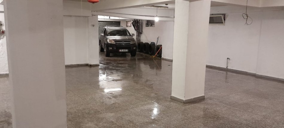 Tirane, jap me qera ambjent biznesi Kati 0, 200 m² 1,500 € (Mine Peza)