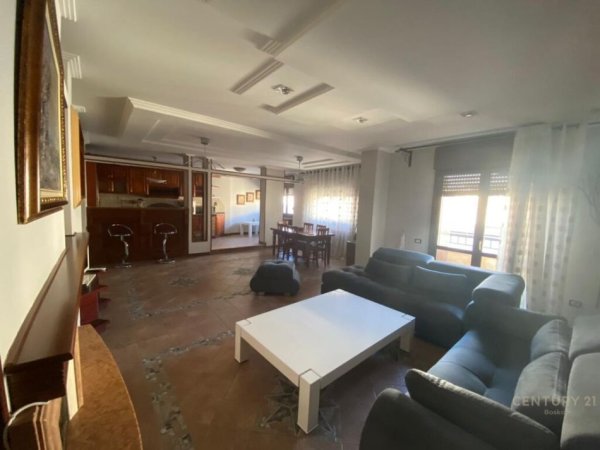 Tirane, jepet me qera apartament 3+1+Aneks+Ballkon Kati 8, 200 m² 1,000 € (Lulishtja Komuna Parisit)