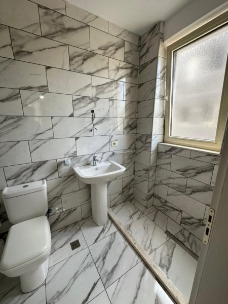 Tirane, jepet me qera apartament 2+1+Ballkon Kati 3, 81 m² 380 € (Shkoze)