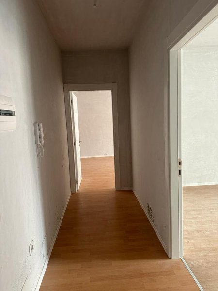 Tirane, shitet apartament 1+1+Ballkon Kati 1, 90 m² 120,000 € (Rruga Kongresi Manastirit)