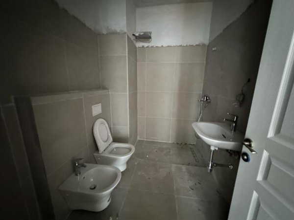 Tirane, shitet apartament 1+1+Ballkon Kati 1, 90 m² 120,000 € (Rruga Kongresi Manastirit)