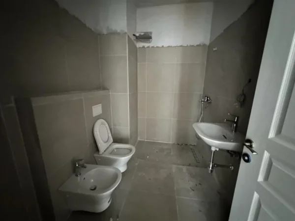 Tirane, shitet apartament 1+1+Ballkon Kati 1, 90 m² 120,000 € (Rruga Kongresi Manastirit)