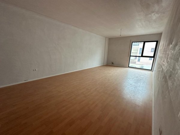 Tirane, shitet apartament 1+1+Ballkon Kati 1, 90 m² 120,000 € (Rruga Kongresi Manastirit)