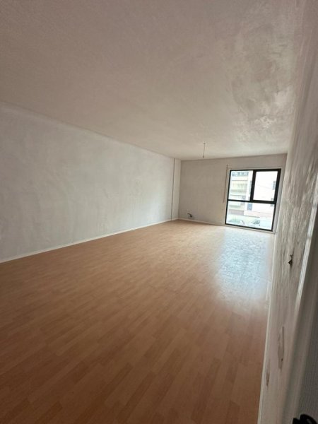 Tirane, shitet apartament 1+1+Ballkon Kati 1, 90 m² 120,000 € (Rruga Kongresi Manastirit)