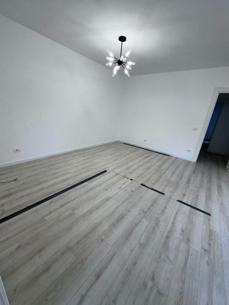 Tirane, jepet me qera ambjent biznesi Kati 8, 105 m² 700 € (Ish Ekspozita)