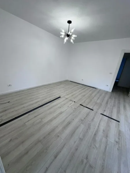 Tirane, jepet me qera ambjent biznesi Kati 8, 105 m² 600 € (Ish Ekspozita)