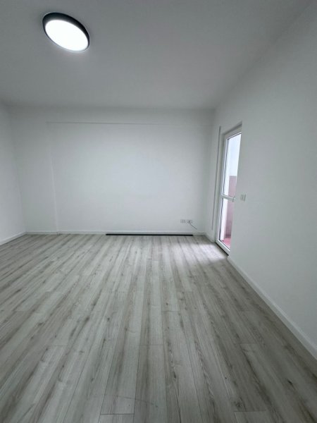 Tirane, jepet me qera ambjent biznesi Kati 8, 105 m² 600 € (Ish Ekspozita)
