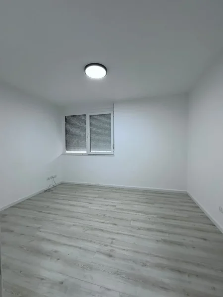 Tirane, jepet me qera ambjent biznesi Kati 8, 105 m² 600 € (Ish Ekspozita)