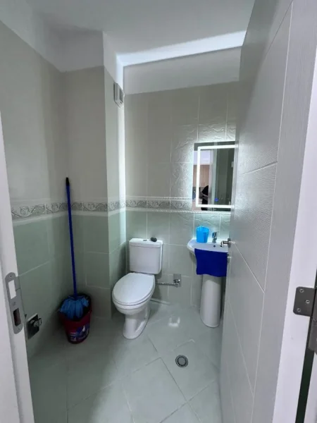 Tirane, jepet me qera ambjent biznesi Kati 8, 105 m² 600 € (Ish Ekspozita)