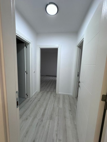 Tirane, jepet me qera ambjent biznesi Kati 8, 105 m² 700 € (Ish Ekspozita)