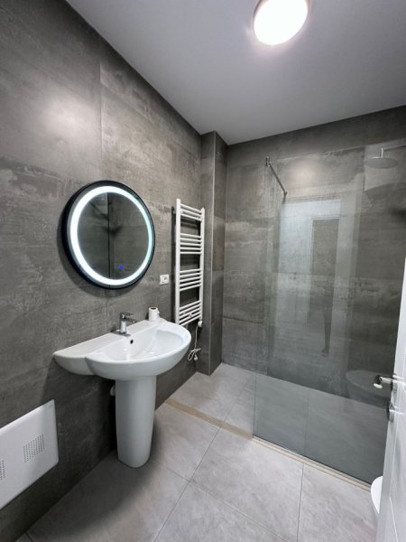 Tirane, jepet me qera ambjent biznesi Kati 8, 105 m² 600 € (Ish Ekspozita)