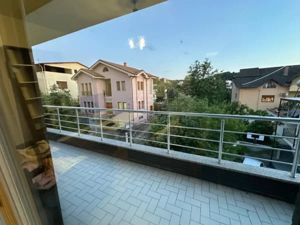 Tirane, jepet me qera Vile 2+1+Aneks+Ballkon Kati 3, 113 m² 600 € (Rruga Elbasani)