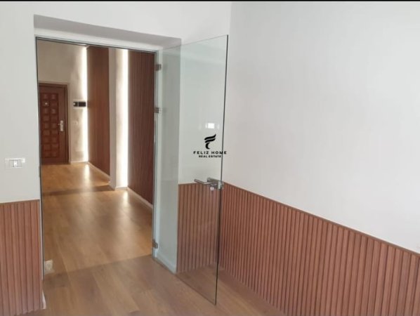 Tirane, jepet me qera zyre Kati 2, 90 m² 1,000 € (QENDER)