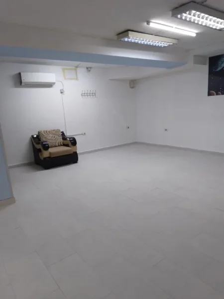 Tirane, jepet me qera magazine Kati -1, 80 m² 450 € (21 Dhjetori)