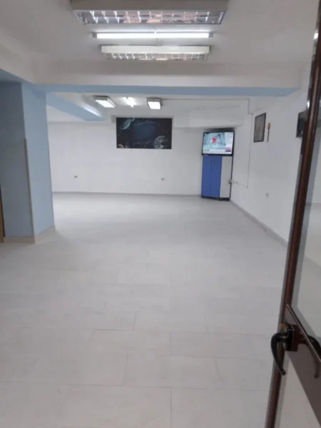 Tirane, jepet me qera magazine Kati -1, 80 m² 450 € (21 Dhjetori)