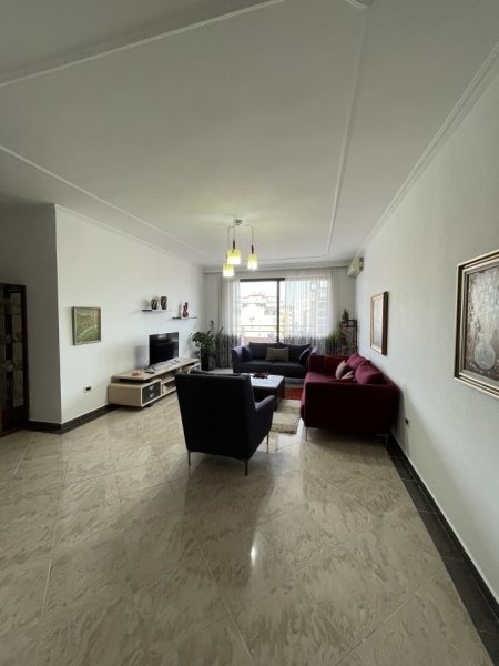 Tirane, jepet me qera apartament 2+1+Ballkon Kati 8, 140 m² 800 € (bllokk)