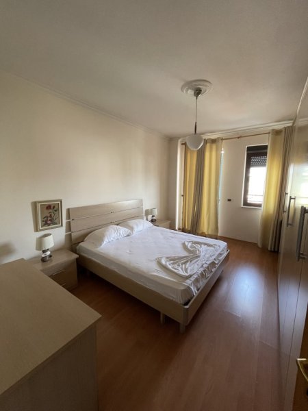 Tirane, jepet me qera apartament 2+1+Ballkon Kati 8, 140 m² 800 € (bllokk)