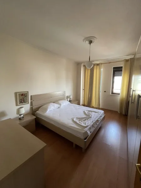 Tirane, jepet me qera apartament 2+1+Ballkon Kati 8, 140 m² 1000 € (bllokk)