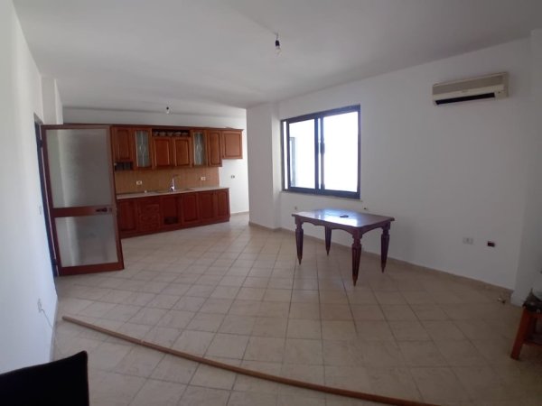 Tirane, jepet me qera apartament 2+1+Ballkon Kati 7, 94 m² 450 € (Brryli)