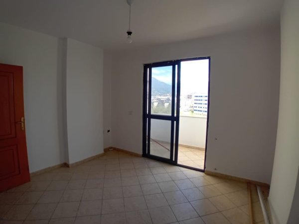 Tirane, jepet me qera apartament 2+1+Ballkon Kati 7, 94 m² 450 € (Brryli)
