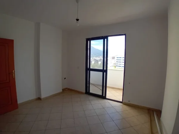 Tirane, jepet me qera apartament 2+1+Ballkon Kati 7, 94 m² 450 € (Brryli)