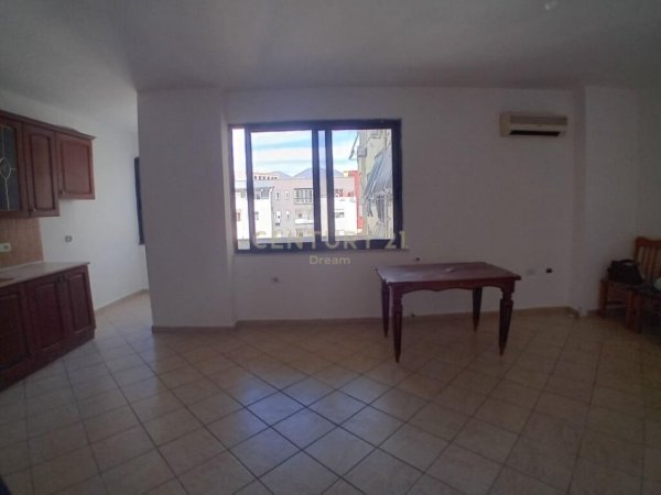 Tirane, jepet me qera apartament 2+1+Ballkon Kati 7, 94 m² 450 € (Brryli)