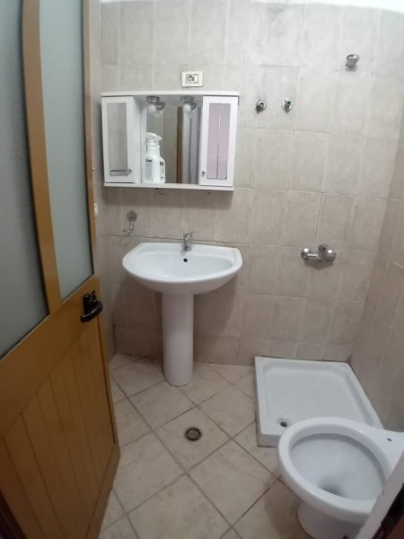 Tirane, jepet me qera apartament 2+1+Ballkon Kati 7, 94 m² 450 € (Brryli)