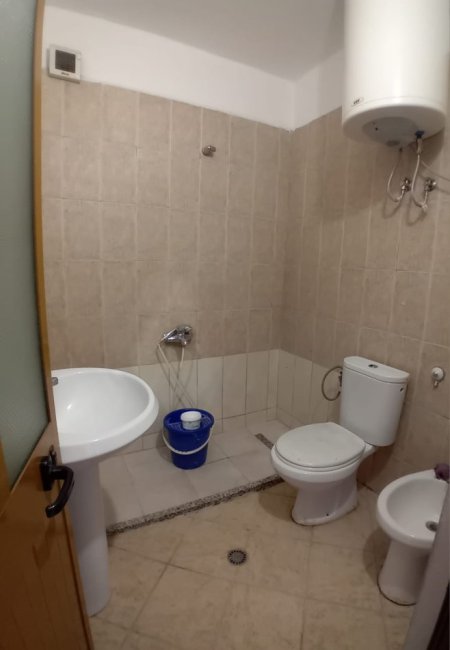 Tirane, jepet me qera apartament 2+1+Ballkon Kati 7, 94 m² 450 € (Brryli)