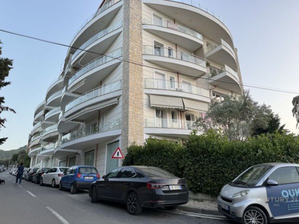 Tirane, jepet me qera apartament 2+1 , 105 m² 700 € (KOPSHTI BOTANIK)
