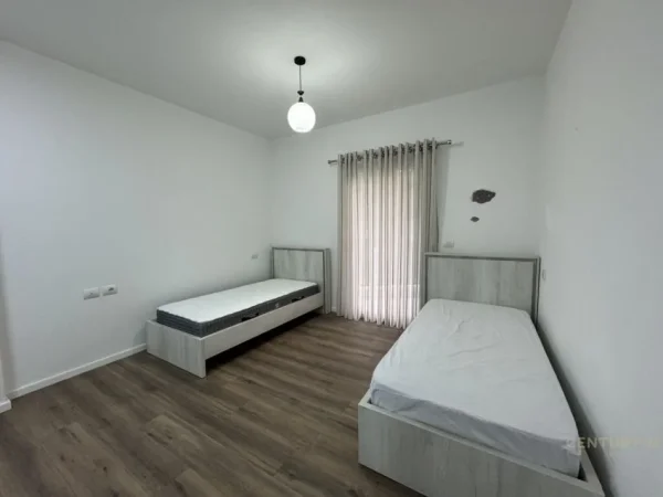 Tirane, jepet me qera apartament 2+1 , 105 m² 700 € (KOPSHTI BOTANIK)