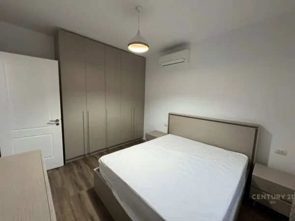 Tirane, jepet me qera apartament 2+1 , 105 m² 700 € (KOPSHTI BOTANIK)