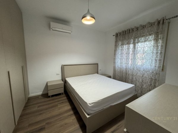 Tirane, jepet me qera apartament 2+1 , 105 m² 700 € (KOPSHTI BOTANIK)