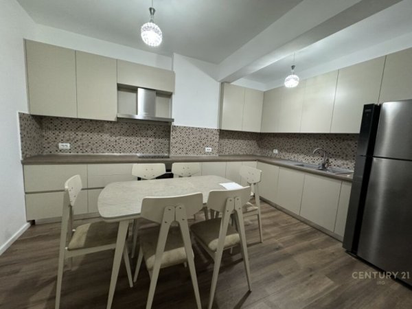 Tirane, jepet me qera apartament 2+1 , 105 m² 700 € (KOPSHTI BOTANIK)