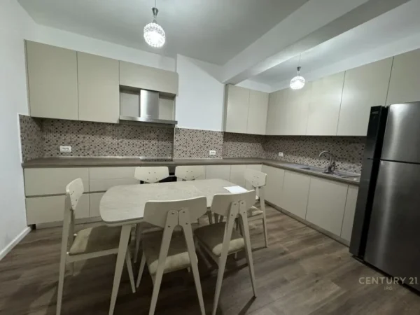 Tirane, jepet me qera apartament 2+1 , 105 m² 700 € (KOPSHTI BOTANIK)