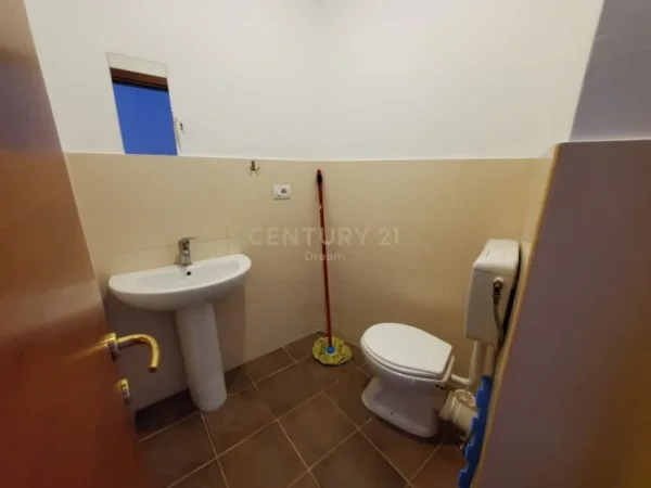 Tirane, jepet me qera ambjent biznesi Kati 0, 33 m² 350 € (OXHAKU)