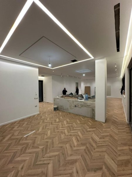 Tirane, jepet me qera ambjent biznesi Kati 7, 300 m² 2,000 € (Rruga e Kavajes)