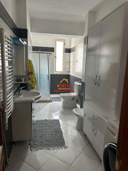 Vlore, shitet apartament 2+1+Ballkon Kati 3, 110 m² 148,500 € (Rruga Hasan Kushta)