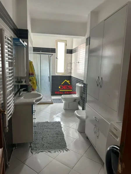 Vlore, shitet apartament 2+1+Ballkon Kati 3, 110 m² 148,500 € (Rruga Hasan Kushta)