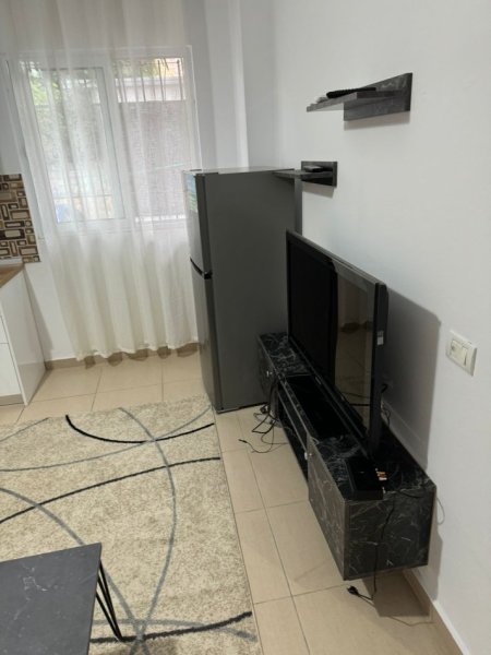 Tirane, jepet me qera apartament 1+1+Ballkon Kati 1, 80 m² 500 € (5 maji)