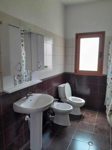 Tirane, jepet me qera Vile 3+1 Kati 3, 140 m² 350 € (ali demi)