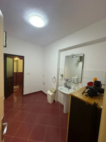 Tirane, jepet me qera apartament 1+1 Kati 1, 80 m² 550 € (Sheshi Willson)