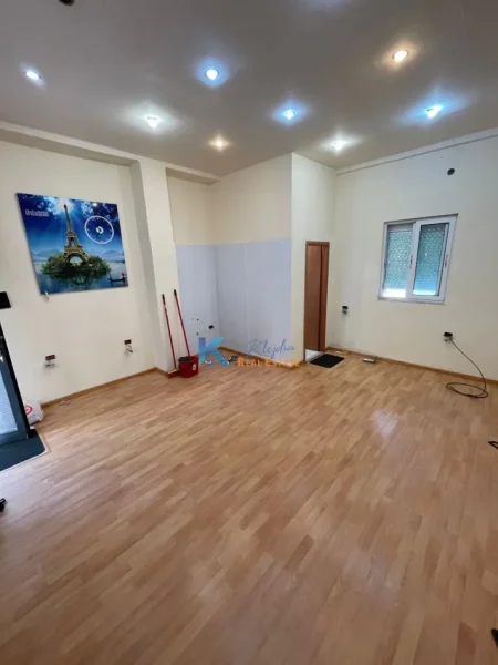 Tirane, jap me qera dyqan Kati 0, 25 m² 250 € (Myslym Shyr)