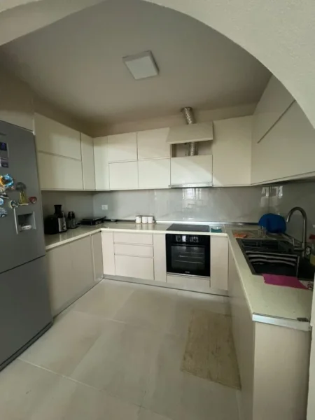 Tirane, jepet me qera apartament 1+1 Kati 1, 80 m² 550 € (Sheshi Willson)