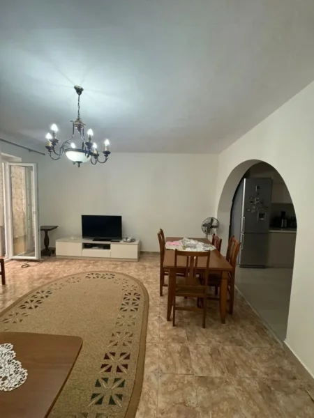 Tirane, jepet me qera apartament 1+1 Kati 1, 80 m² 550 € (Sheshi Willson)
