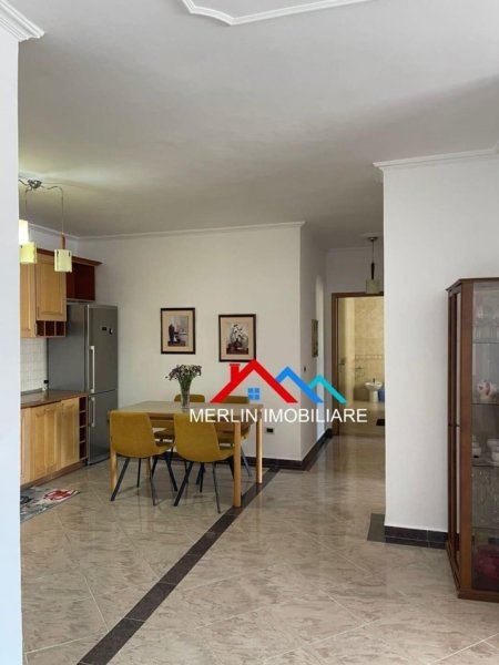 Tirane, jepet me qera apartament 2+1 Kati 8, 145 m² 800 € 