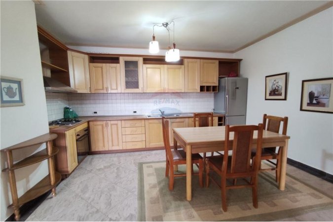 Tirane, jepet me qera apartament 2+1 Kati 8, 145 m² 800 € (Apartament 2+1+2 per qira ne Bllok)
